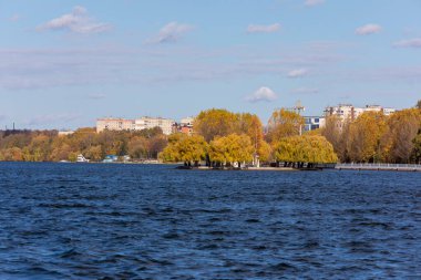 Sonbaharda parkın yakınındaki gölette soğuk su ve fırtına