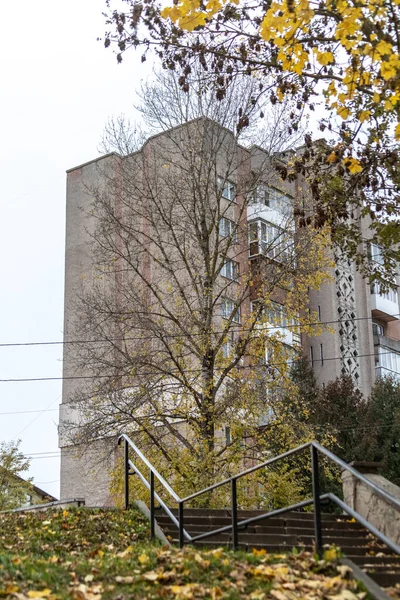 Meerverdiepingen Woongebouw Buurt Van Het Park Gevel Van Het Huis — Stockfoto