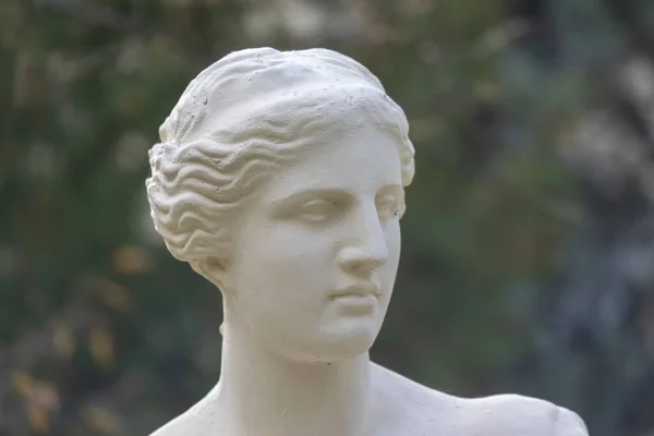 Античная Скульптурная Композиция Женщиной Колонной — стоковое фото