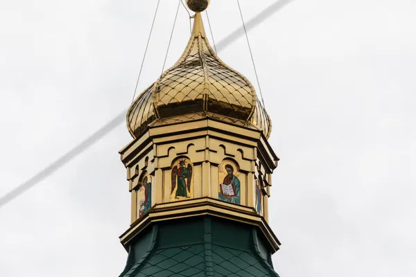 Dach Kościoła Krzyżem Tle Nieba Ukraińskie Świątynie Mieście — Zdjęcie stockowe