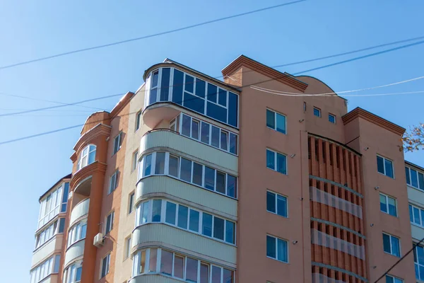 市内に新しい複数階建ての住宅のファサード — ストック写真