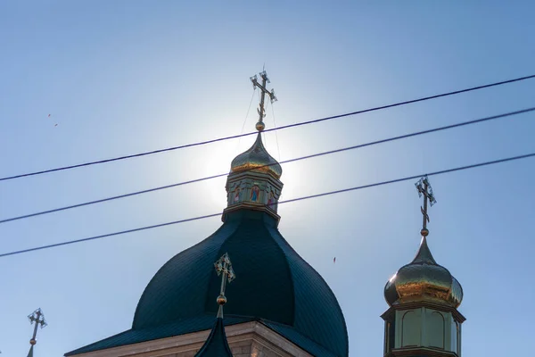 乌克兰希腊天主教堂屋顶上的基督教十字架 — 图库照片