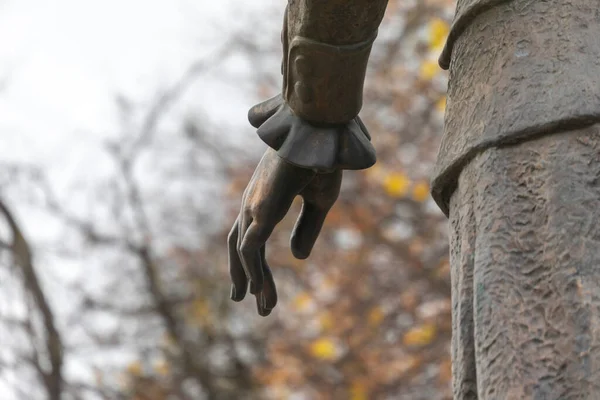 Den Utvalda Sångarens Handgester Monument Över Kvinna Stadens Centrum — Stockfoto
