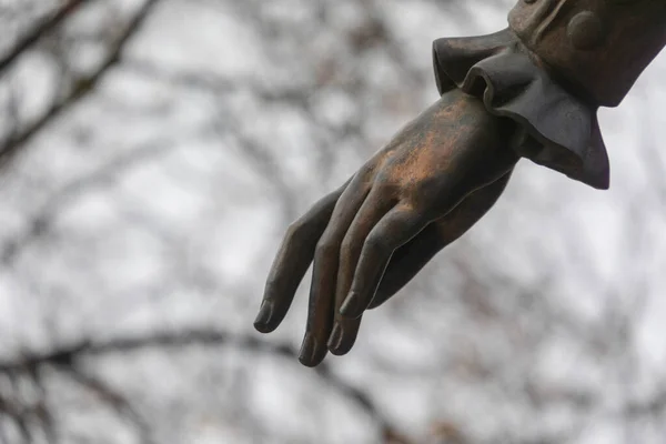Gestos Mão Cantor Escolhido Monumento Uma Mulher Centro Cidade — Fotografia de Stock