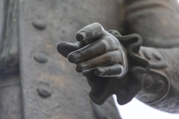 Gestos Mão Cantor Escolhido Monumento Uma Mulher Centro Cidade — Fotografia de Stock