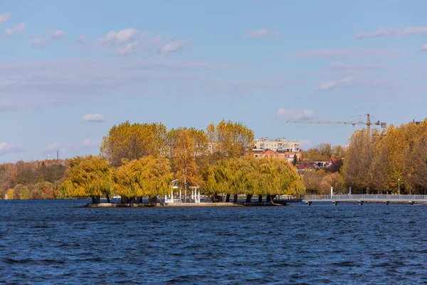 Холодна Вода Буря Ставку Біля Парку Восени — стокове фото