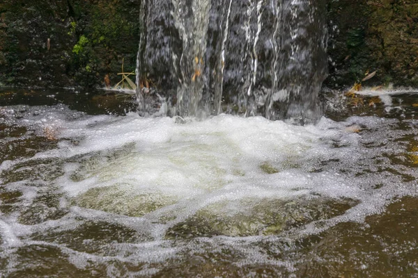 10月の公園の嵐の川の水 — ストック写真