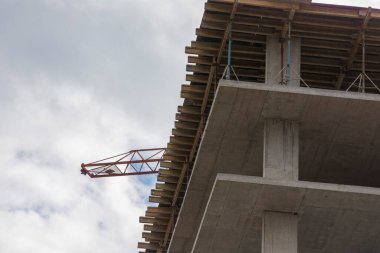 Şehirde beton bir yüksek bina inşa ediliyor.