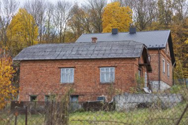 Köydeki eski tuğla yerleşim olmayan bina.