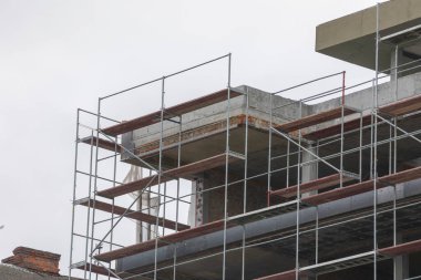 Şehirde beton bir yüksek bina inşa ediliyor.