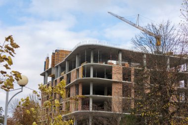 Şehirde beton bir yüksek bina inşa ediliyor.