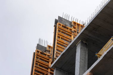 Şehirde beton bir yüksek bina inşa ediliyor.