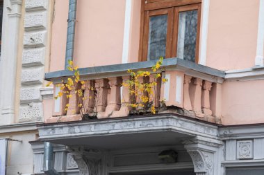 Eski evin ön cephesi 100 yıllık.