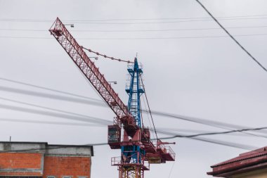 İnşaat vinci, evin inşa edildiği inşaat alanında.