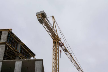 Şehirde beton bir yüksek bina inşa ediliyor.