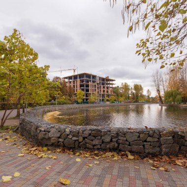 Şehrin dışında bir tuğla ev inşaatı