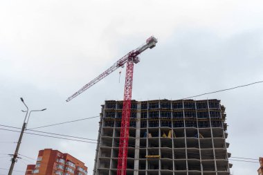 İnşaat vinci, evin inşa edildiği inşaat alanında.