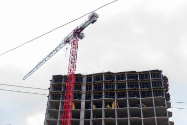 İnşaat vinci, evin inşa edildiği inşaat alanında.