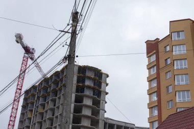 İnşaat vinci, evin inşa edildiği inşaat alanında.