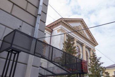 Güzel görünüşlü okul binası.