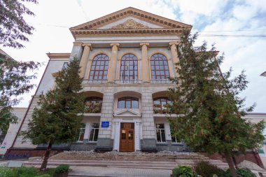 Güzel görünüşlü okul binası.