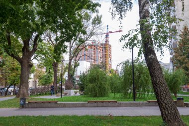 İnşaat vinci, evin inşa edildiği inşaat alanında.