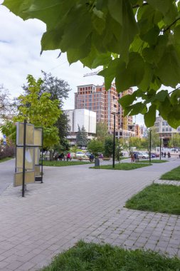 İnşaat vinci, evin inşa edildiği inşaat alanında.