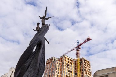 İnşaat vinci, evin inşa edildiği inşaat alanında.