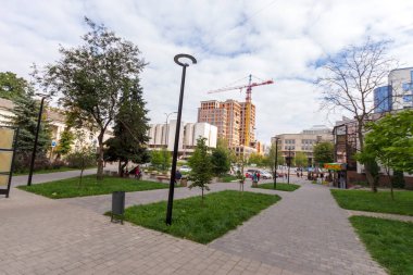 İnşaat vinci, evin inşa edildiği inşaat alanında.