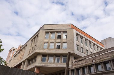 Kimsenin yaşamadığı terk edilmiş eski bir ev.
