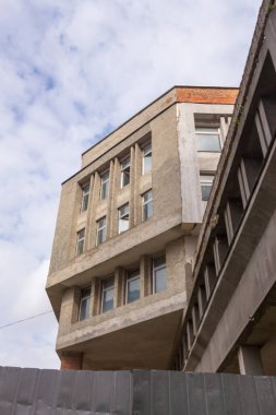 Kimsenin yaşamadığı terk edilmiş eski bir ev.