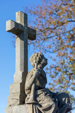 Taş heykel ya da bir mezarda duran antimonlu bir melek anıtı.