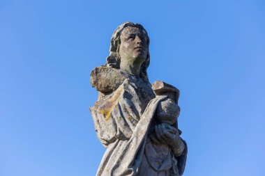 Tanrı 'nın Annesi' nin taş heykeli. Mezarda heykel