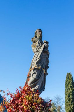 Tanrı 'nın Annesi' nin taş heykeli. Mezarda heykel