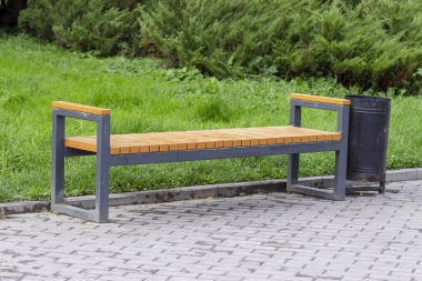 Ekim 'de parktaki ahşap bank