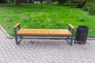 Ekim 'de parktaki ahşap bank