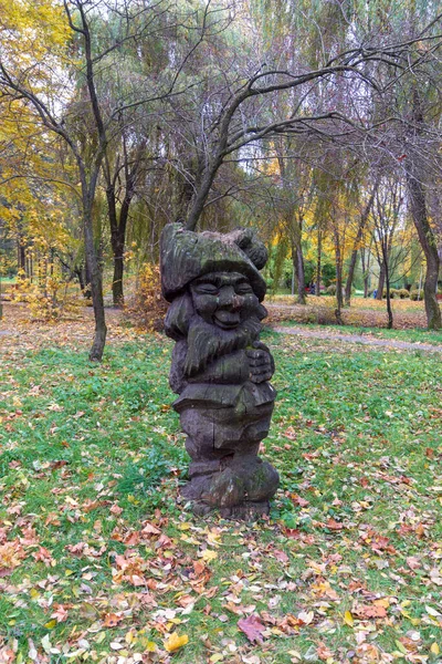 Träskulptur Dvärg Parken Från Saga Snövit Och Tomtar — Stockfoto