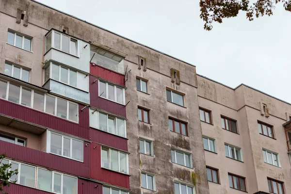 Façade Immeuble Résidentiel Avec Grand Nombre Couronnes — Photo