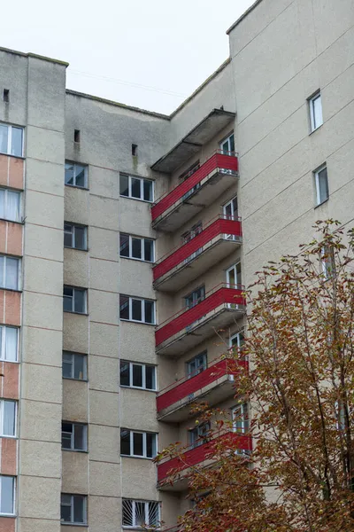 Façade Immeuble Résidentiel Avec Grand Nombre Couronnes — Photo