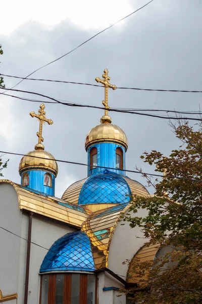 Dach Ukraińskiego Kościoła Złoconymi Krzyżami — Zdjęcie stockowe