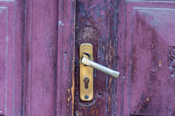 Przedwojenne Drewniane Drzwi Złotym Trzonkiem Lub Zatrzaskiem — Zdjęcie stockowe