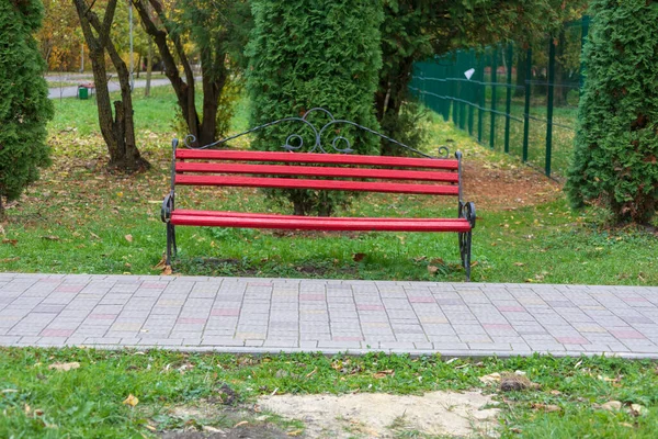 10月の公園内の木のベンチ — ストック写真