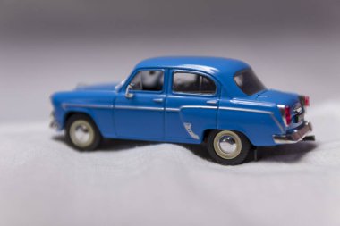 Raftaki plastik oyuncak araba koleksiyonunda