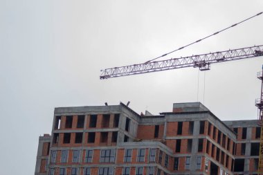 Mavi gökyüzünün arka planında sarı metal üreticisi vinç