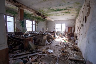 Eski acil durum terk edilmiş tuğla bina