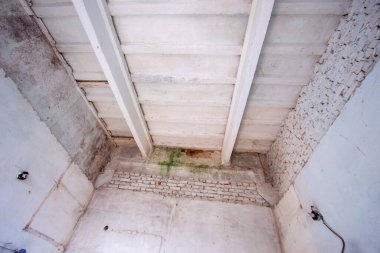 Terk edilmiş bir evde eski beton tavan.