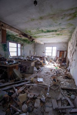 Eski acil durum terk edilmiş tuğla bina