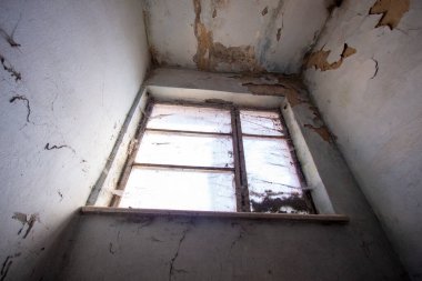 Eski acil durum terk edilmiş tuğla bina