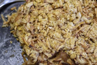 Mutfakta, masanın üstünde nefis elmalı turta.