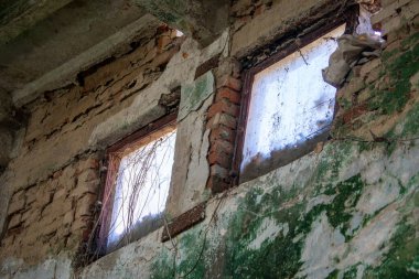 Terk edilmiş bir evde eski bir acil durum penceresi.